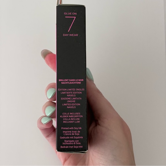 KISS Glow in the Dark Limited Edition Nails - NWT - Picture 3 of 3